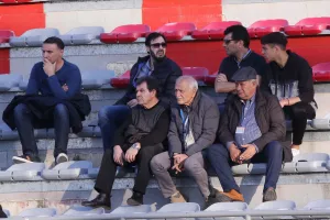 Με τους δικούς του