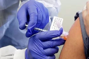 Και η Κίνα στη μάχη για το εμβόλιο