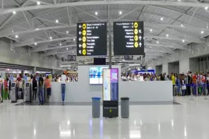 Ένταση ξανά στο αεροδρόμιο/Με ιατρική βεβαίωση και όχι πιστοποιητικό ήρθαν άλλοι έξι