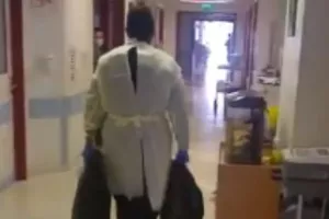 ΓΝ Αμ/χωστου: Ασθενής παίρνει εξιτήριο και χειροκροτείται! (βίντεο)