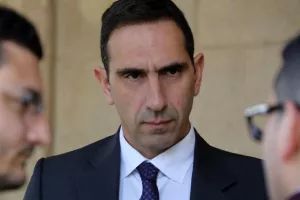 ΥΠΟΥΡΓΟΣ: "Κάποιοι συμπεριφέρονται ανεύθυνα, κυκλοφορούν και μολύνουν"