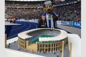 Πιτσιρικάς φτιάχνει με LEGO όλα τα γήπεδα της Bundesliga (φώτος)