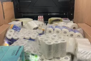 Βρετανία: Συνέλαβαν τρεις γιατί γέμισαν φορτηγάκι με... χαρτιά τουαλέτας