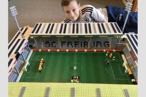 Πιτσιρικάς φτιάχνει με LEGO όλα τα γήπεδα της Bundesliga (φώτος)