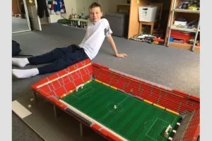 Πιτσιρικάς φτιάχνει με LEGO όλα τα γήπεδα της Bundesliga (φώτος)