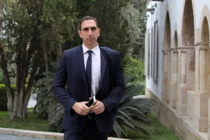 Υπουργός/"Η επιλογή είναι μεταξύ ζωής και θανάτου"