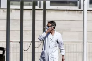 Ιταλός γιατρός βγάζει σέλφι ύστερα από 13 ώρες στο νοσoκομείο/ΦΩΤΟ