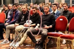 Με πατερίτσες/ΑΝΟ