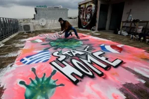 16χρονος δημιουργεί γκράφιτι για τον κορωνοϊό σε ταράτσα της Αθήνας