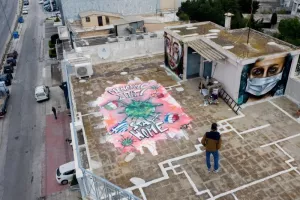 16χρονος δημιουργεί γκράφιτι για τον κορωνοϊό σε ταράτσα της Αθήνας