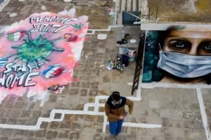 16χρονος δημιουργεί γκράφιτι για τον κορωνοϊό σε ταράτσα της Αθήνας