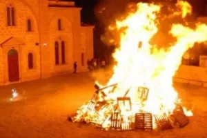 Λευκωσία/ Επίθεση νεαρών σε αστυνομικούς για τις λαμπρατζιές