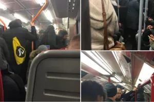Γεμάτο το μετρό του Λονδίνου - Σαν να μη συμβαίνει τίποτα