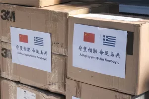 H Κίνα παρέδωσε 50.000 μάσκες στην Ελλάδα!