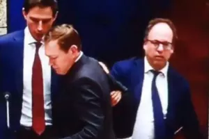 Ολλανδία/ Κατέρρευσε στο κοινοβούλιο ο υπουργός Ιατρικής Περίθαλψης (Βίντεο)