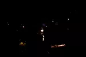 «Πάρτι» στα μπαλκόνια με dj, πυροτεχνήματα και... Λευτέρη Πανταζή!