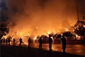 Καπνογόνα, φωτιές, διακοπές και... κόκκινος ο τίτλος! (φώτος)