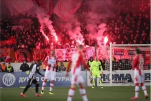 Καπνογόνα, φωτιές, διακοπές και... κόκκινος ο τίτλος! (φώτος)