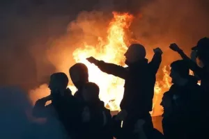Καπνογόνα, φωτιές, διακοπές και... κόκκινος ο τίτλος! (φώτος)