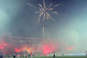 Καπνογόνα, φωτιές, διακοπές και... κόκκινος ο τίτλος! (φώτος)