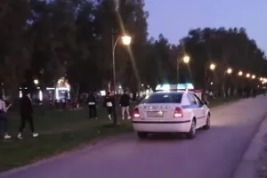 ΠΑΤΡΑ/ Αστυνομικοί με μεγάφωνα ζήτησαν απ' τον κόσμο να φύγει από πάρκο (Βίντεο)