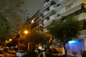 ΕΛΛΑΔΑ: Κόσμος στα μπαλκόνια/ Χειροκρότημα σε γιατρούς και νοσηλευτές! (Βίντεο)