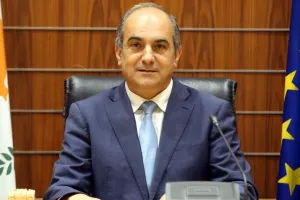 ΣΥΛΛΟΥΡΗΣ/Τα 100 εκ. για τη νέα Βουλή να πάνε για τον κορωνοϊό