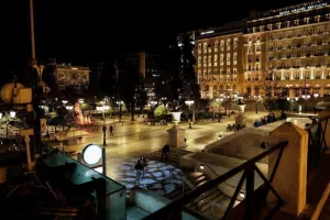 Κορωνοϊός το Σαββατόβραδο: Πόλη-φάντασμα η Αθήνα (ΦΩΤΟΣ)