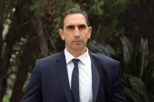 ΥΠΟΥΡΓΟΣ/Χωρίς τις πρέπουσες τιμές λόγω του αόρατου εχθρού