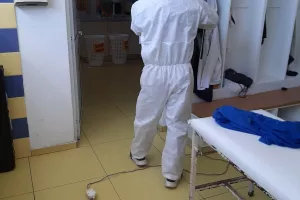 Απολύμανση στα αποδυτήρια (Φώτος)