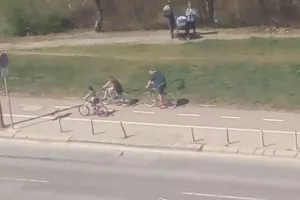 Αντί καραντίνα έπαιζαν μπάλα και έκαναν εξυπνάδες/ΥΠΟΧΡΕΩΤΙΚΗ η χρήση μάσκας! 