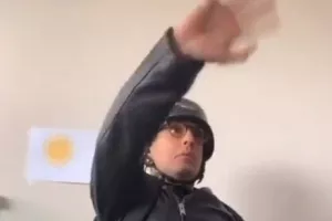 “Χτύπησε” με... κράνος στο TikTok ο Κρίστοφερ/ΒΙΝΤΕΟ 