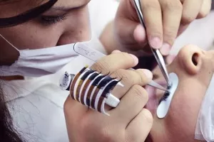 ΕΛΛΑΔΑ/Τις "τσάκωσαν" να κάνουν αποτρίχωση σε πελάτισσες