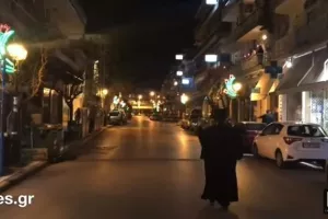 Θεσ/νίκη: Ιερέας βγήκε στον δρόμο για το Χριστός Ανέστη (βίντεο)