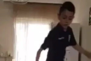 (ΒΙΝΤΕΟ) Ο πιτσιρικάς που χορεύει με τη μπάλα
