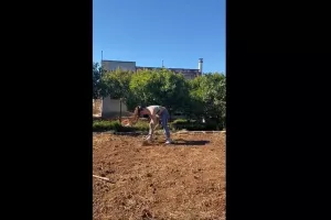 Με τσάπα σε χωράφι προπονείται η Στεφανίδη! (βίντεο)