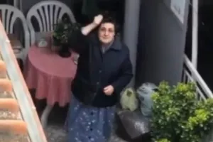 Γιαγιά φωνάζει σύνθημα στο μπαλκόνι! (βίντεο)
