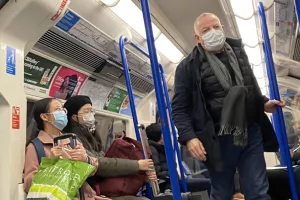 Βρετανία: Μέχρι το τέλος του έτους θα παραμείνουν οι κοινωνικοί περιορισμοί