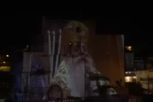 Σπίτι με γιγαντοοθόνη και... γιόρτασαν την ΑΝΑΣΤΑΣΗ!  