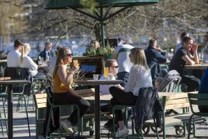 Απίστευτες εικόνες στη Σουηδία -Γεμάτα τα πάρκα και τα καφέ