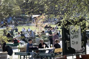 Απίστευτες εικόνες στη Σουηδία -Γεμάτα τα πάρκα και τα καφέ
