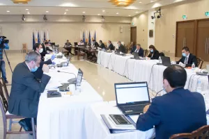 Με μάσκες και γάντια στο υπουργικό/ΦΩΤΟΣ