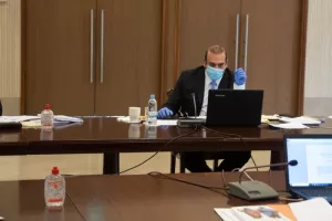 Με μάσκες και γάντια στο υπουργικό/ΦΩΤΟΣ