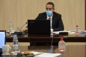 Με μάσκες και γάντια στο υπουργικό/ΦΩΤΟΣ