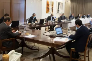 Με μάσκες και γάντια στο υπουργικό/ΦΩΤΟΣ