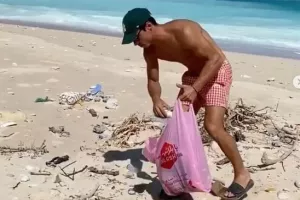 Πρώην "δικός μας" μαζεύει σκουπίδια από παραλία! (ΒΙΝΤΕΟ)