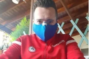 Με ΜΠΛΕ... μάσκα
