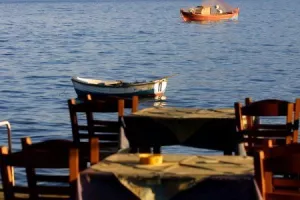 Βόλος: Ταβέρνα έσπασε την καραντίνα και σέρβιρε... τσίπουρα!