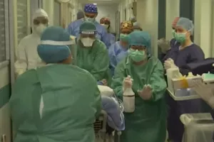Συγκινητικό ΒΙΝΤΕΟ: 48χρονος ΝΙΚΗΣΕ τον κορωνοϊό και βγαίνει από την ΜΕΘ καταχειροκροτούμενος!