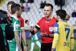 ΞΕΝΟΙ διαιτητές...